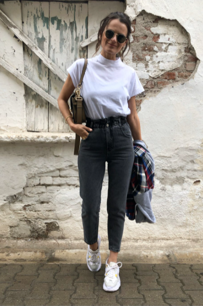 Siyah Mom Jeans Kombinleri Nasıl Yapılır?